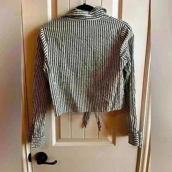 Forever 21 Cropped long sleeve button down - Picture 5 of 5